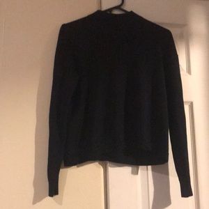 Semi cropped turtle neck, in navy blue.